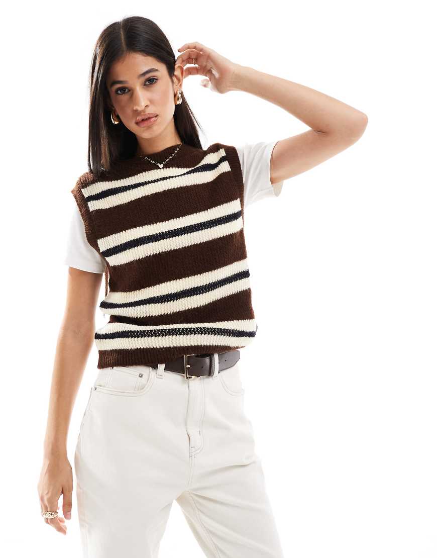 ASOS DESIGN - Flauschiges Strick-Tanktop in gestreiftem Braun-Bunt ASOS DESIGN - Flauschiges Strick-Tanktop in gestreiftem Braun-Bunt von ASOS DESIGN