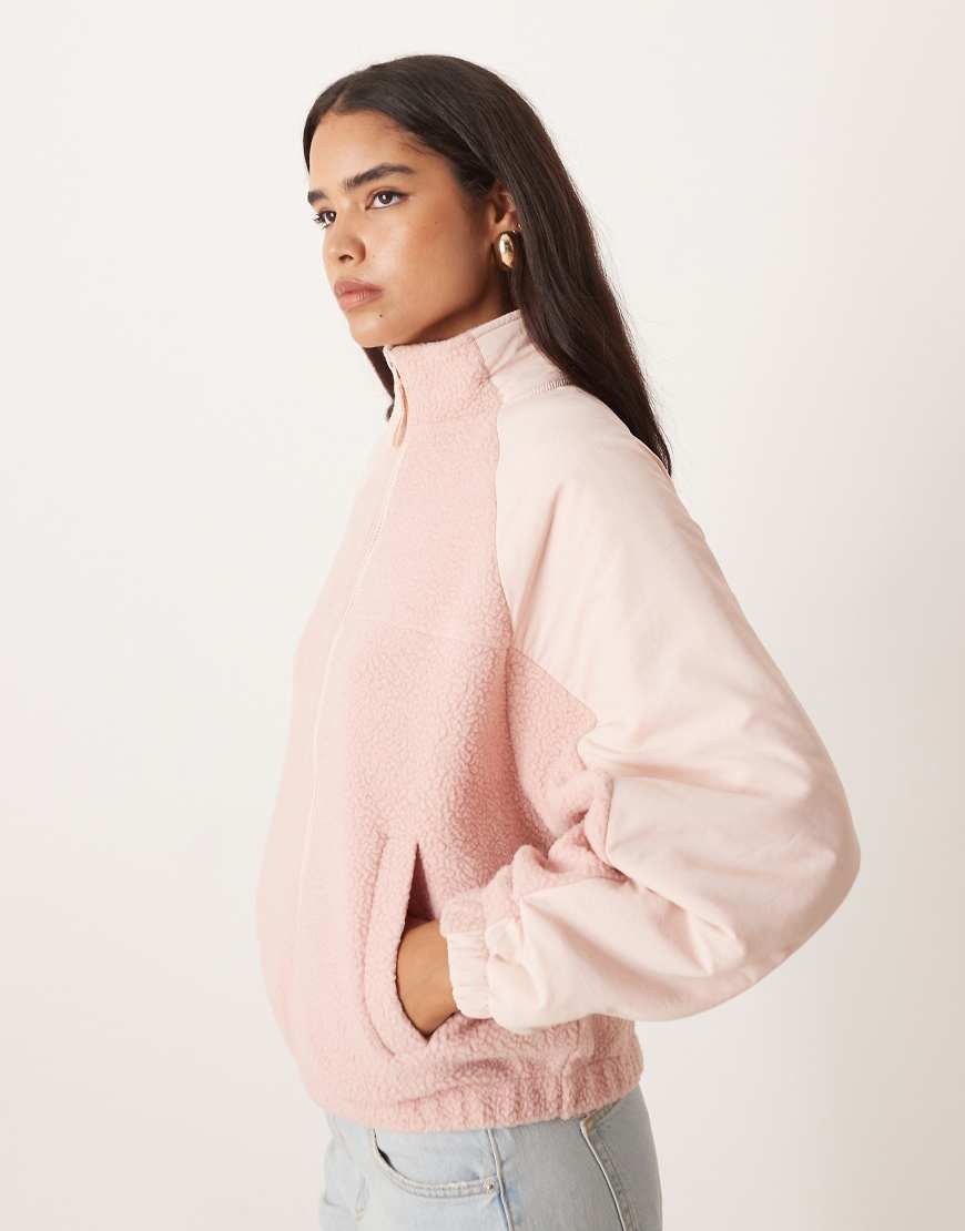 ASOS DESIGN - Fleece-Jacke in farblich abgestimmtem Rosa mit Reißverschluss und Nylon-Detail von ASOS DESIGN