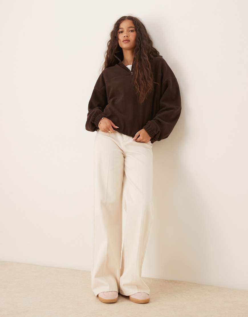 ASOS DESIGN - Fleece-Oberteil in Schokoladenbraun mit kurzem Reißverschluss ASOS DESIGN - Fleece-Oberteil in Schokoladenbraun mit kurzem Reißverschluss von ASOS DESIGN
