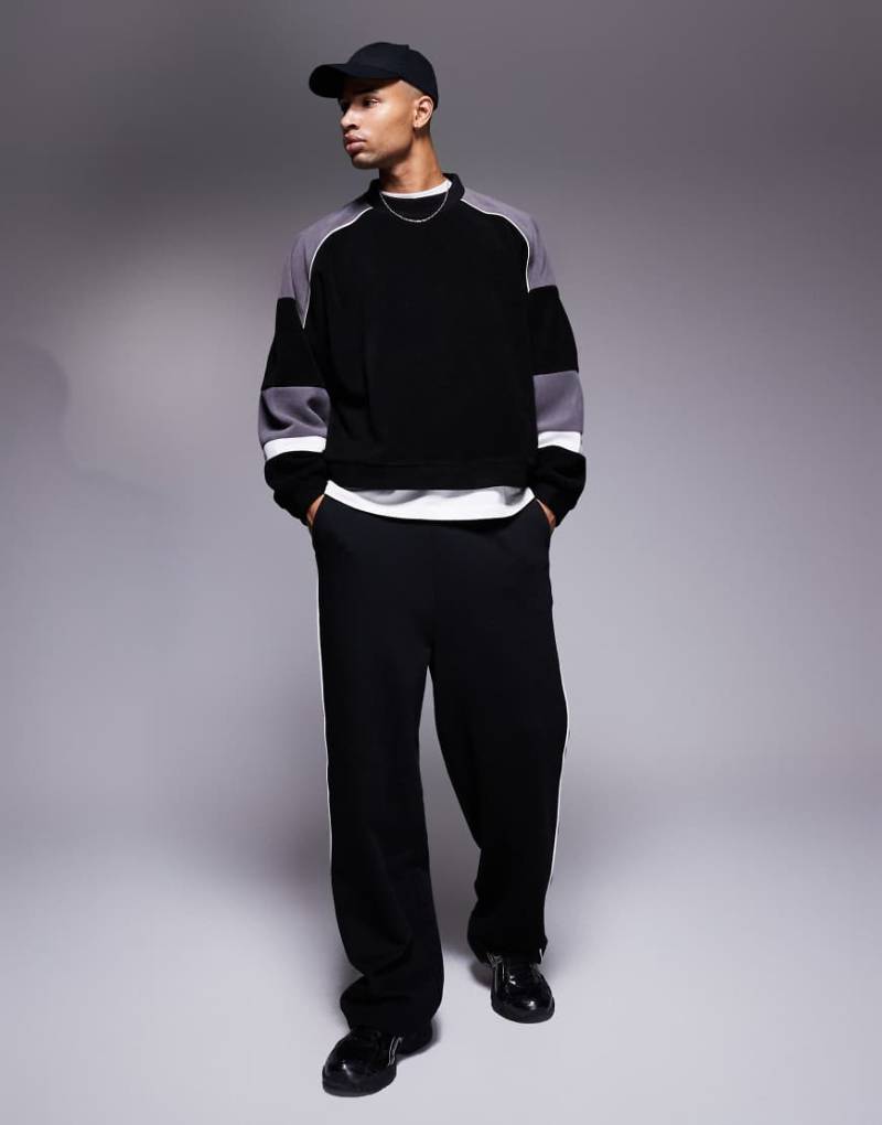 ASOS DESIGN - Fleece-Pullover in Schwarz, Grau und Weiß mit extremem Oversize-Schnitt und Blockfarben-Design von ASOS DESIGN