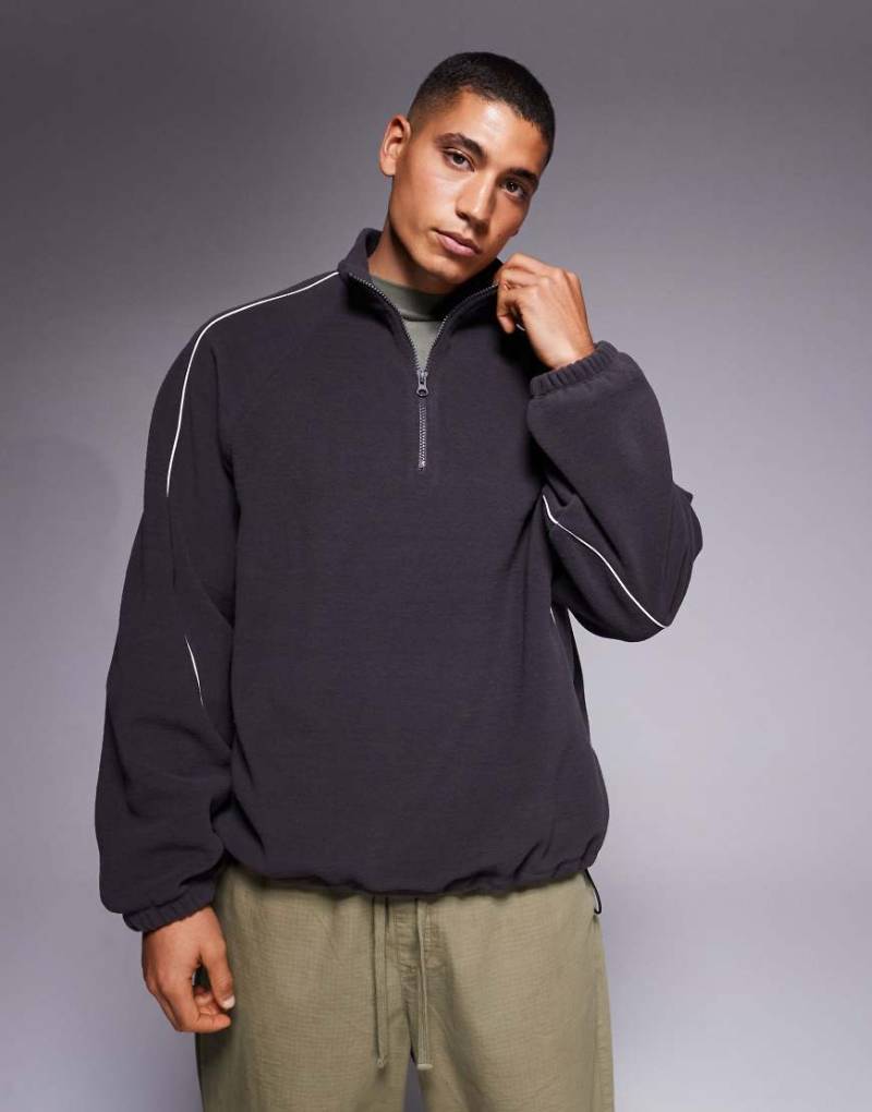 ASOS DESIGN - Fleece-Sweatshirt in Anthrazit mit kurzem Reißverschluss und Paspelierung, Relaxed-Fit-Passform-Grau von ASOS DESIGN