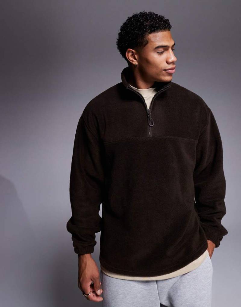 ASOS DESIGN - Fleece-Sweatshirt in Braun mit kurzem Reißverschluss und Oversize-Schnitt von ASOS DESIGN