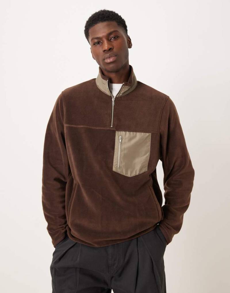 ASOS DESIGN - Fleece-Sweatshirt in Braun mit kurzem Reißverschluss und Tasche-Brown von ASOS DESIGN