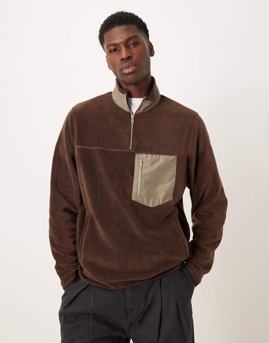 ASOS DESIGN - Fleece-Sweatshirt in Braun mit kurzem Reißverschluss und Tasche-Brown von ASOS DESIGN