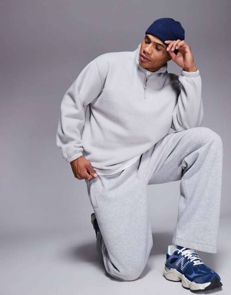 ASOS DESIGN - Fleece-Sweatshirt in Hellgrau mit kurzem Reißverschluss und Oversize-Schnitt von ASOS DESIGN