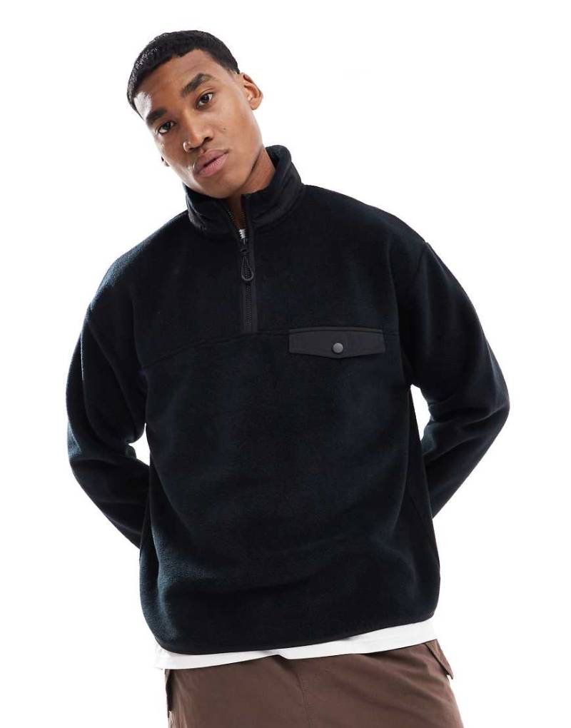 ASOS DESIGN - Relaxed-Fit-Sweatshirt aus Fleece in Schwarz mit kurzem Reißverschluss und Brusttasche von ASOS DESIGN