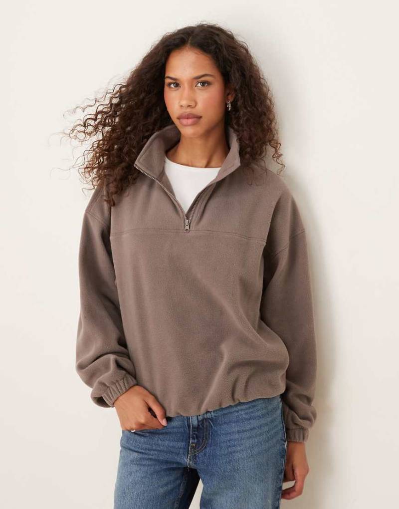 ASOS DESIGN - Fleece-Sweatshirt in Taupe mit kurzem Reißverschluss-Braun von ASOS DESIGN