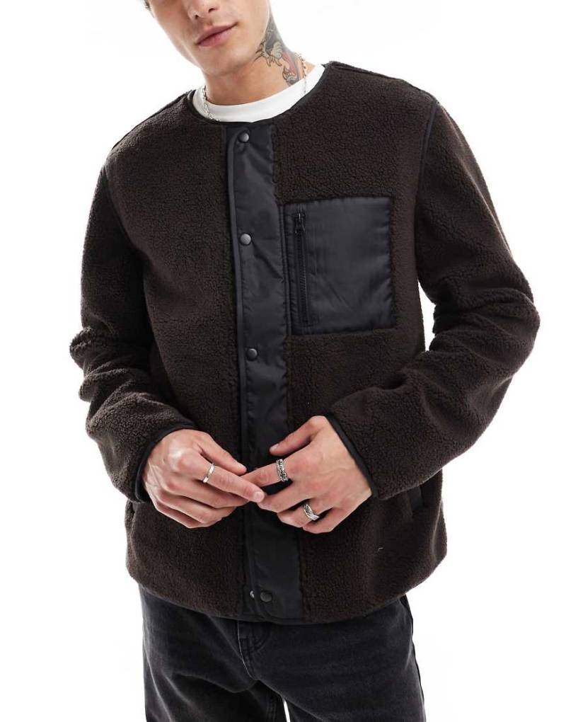 ASOS DESIGN - Fleecejacke in Braun mit durchgehendem Reißverschluss und Tasche von ASOS DESIGN