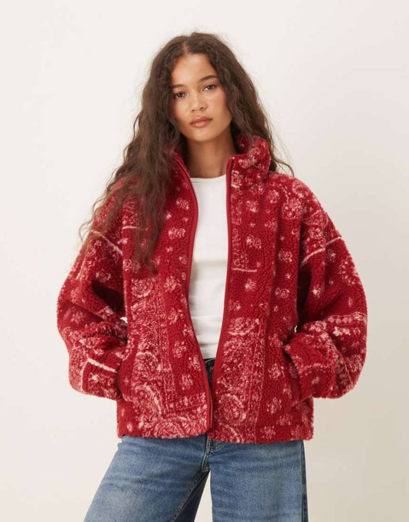 ASOS DESIGN - Fleecejacke in Burgunderrot mit Reißverschluss und Bandana-Print von ASOS DESIGN