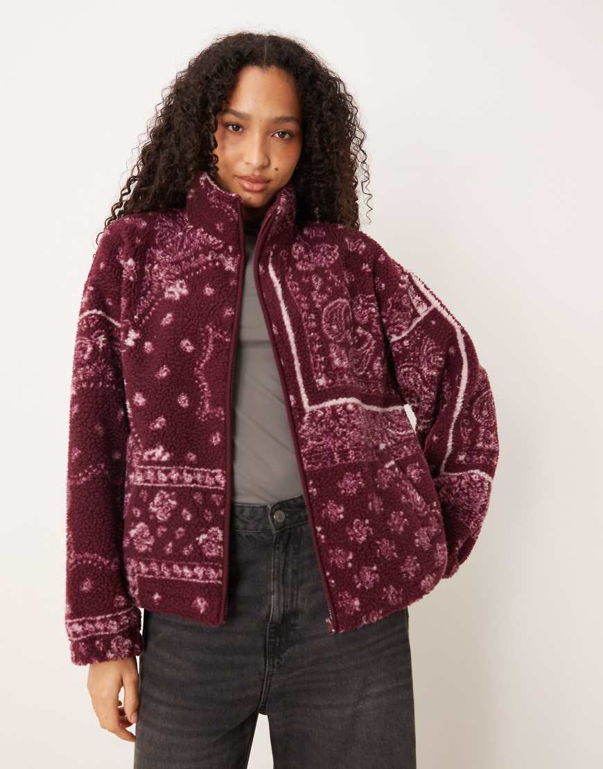 ASOS DESIGN - Fleecejacke in Pflaume mit Reißverschluss und Bandana-Print-Rot von ASOS DESIGN