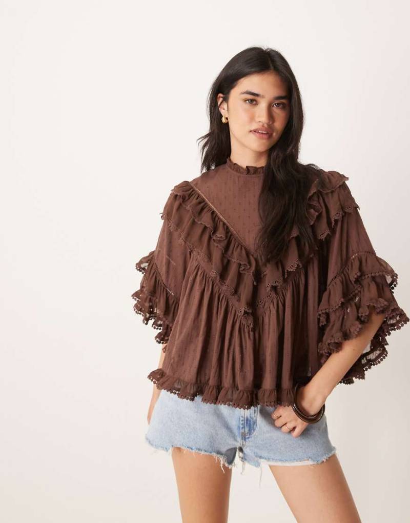ASOS DESIGN - Fließende Bluse in Braun mit Rüschen und Spitzenbesatz von ASOS DESIGN