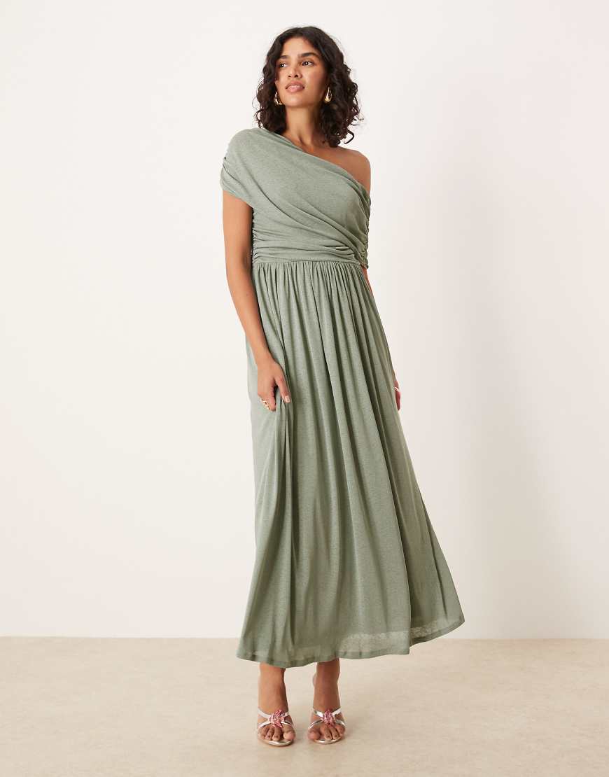 ASOS DESIGN - Fließendes Maxikleid in Duck Egg mit abfallender Carmen-Schulter und Raffung-Blau von ASOS DESIGN