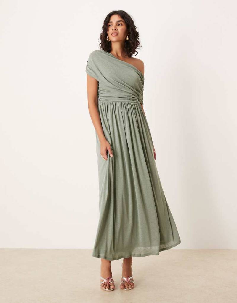 ASOS DESIGN - Fließendes Maxikleid in Duck Egg mit abfallender Carmen-Schulter und Raffung-Blau von ASOS DESIGN