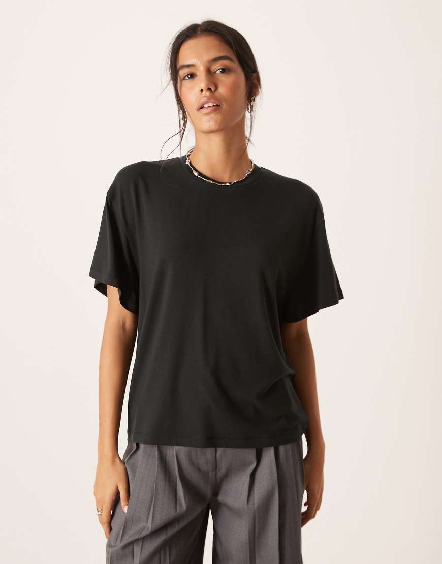 ASOS DESIGN - Fließendes T-Shirt aus breatheMAX-Lyocell in Schwarz von ASOS DESIGN