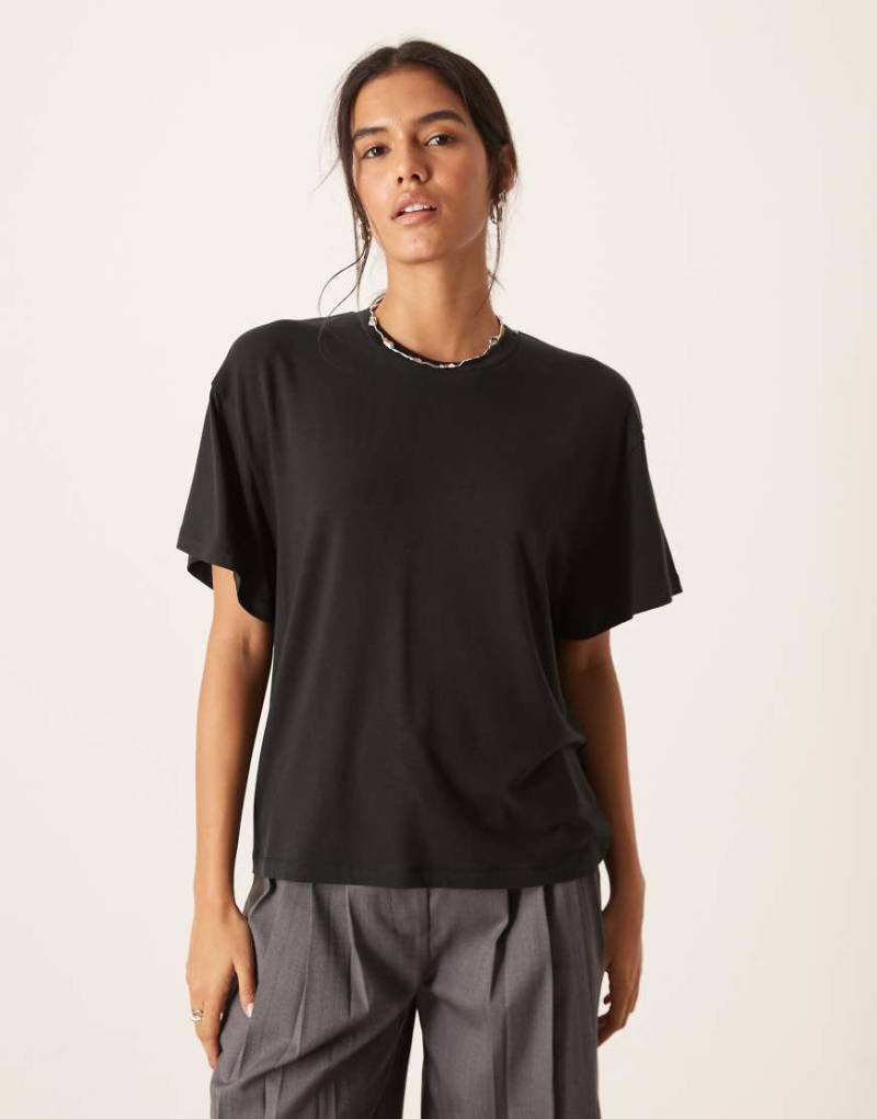 ASOS DESIGN - Fließendes T-Shirt aus breatheMAX-Lyocell in Schwarz von ASOS DESIGN