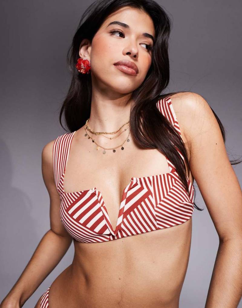 ASOS DESIGN - Florence - Bikinioberteil in Weiß und Rot mit geteiltem Streifenmuster und V-Bügel-Ausschnitt-Bunt von ASOS DESIGN
