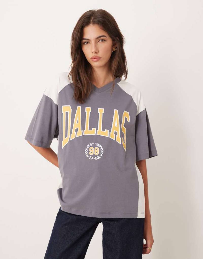 ASOS DESIGN - Football-T-Shirt in Rabenschwarz mit „Dallas"-Grafiktext-Grün von ASOS DESIGN