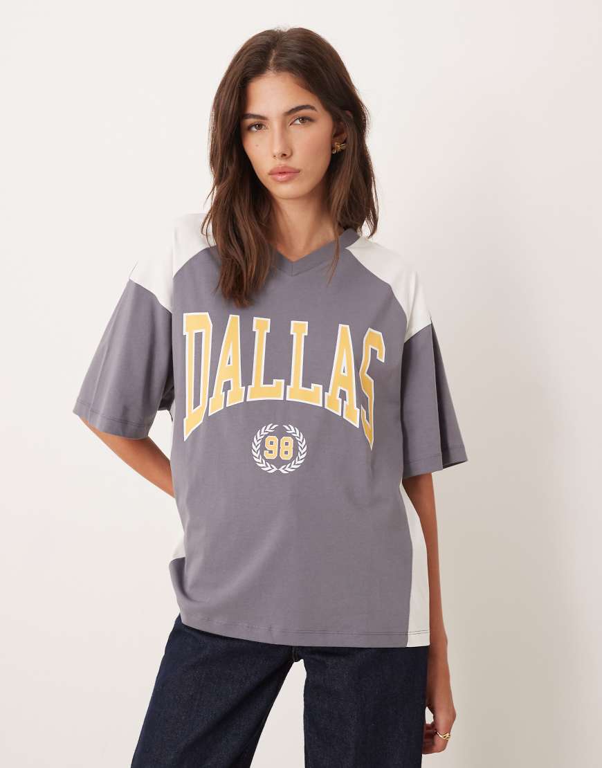 ASOS DESIGN - Football-T-Shirt in Rabenschwarz mit „Dallas"-Grafiktext-Grün ASOS DESIGN - Football-T-Shirt in Rabenschwarz mit „Dallas"-Grafiktext-Grün von ASOS DESIGN