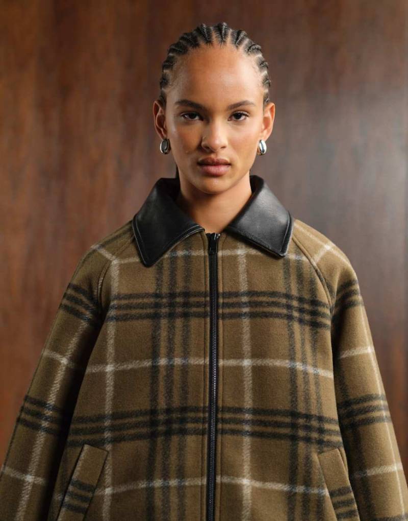 ASOS DESIGN - Formelle, karierte Bomberjacke in Khaki mit Kragen in Leder-Optik-Grün von ASOS DESIGN