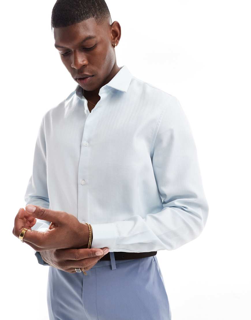 ASOS DESIGN - Formelles, bügelleichtes Hemd in Hellblau mit Fischgrätstruktur in regulärer Passform von ASOS DESIGN
