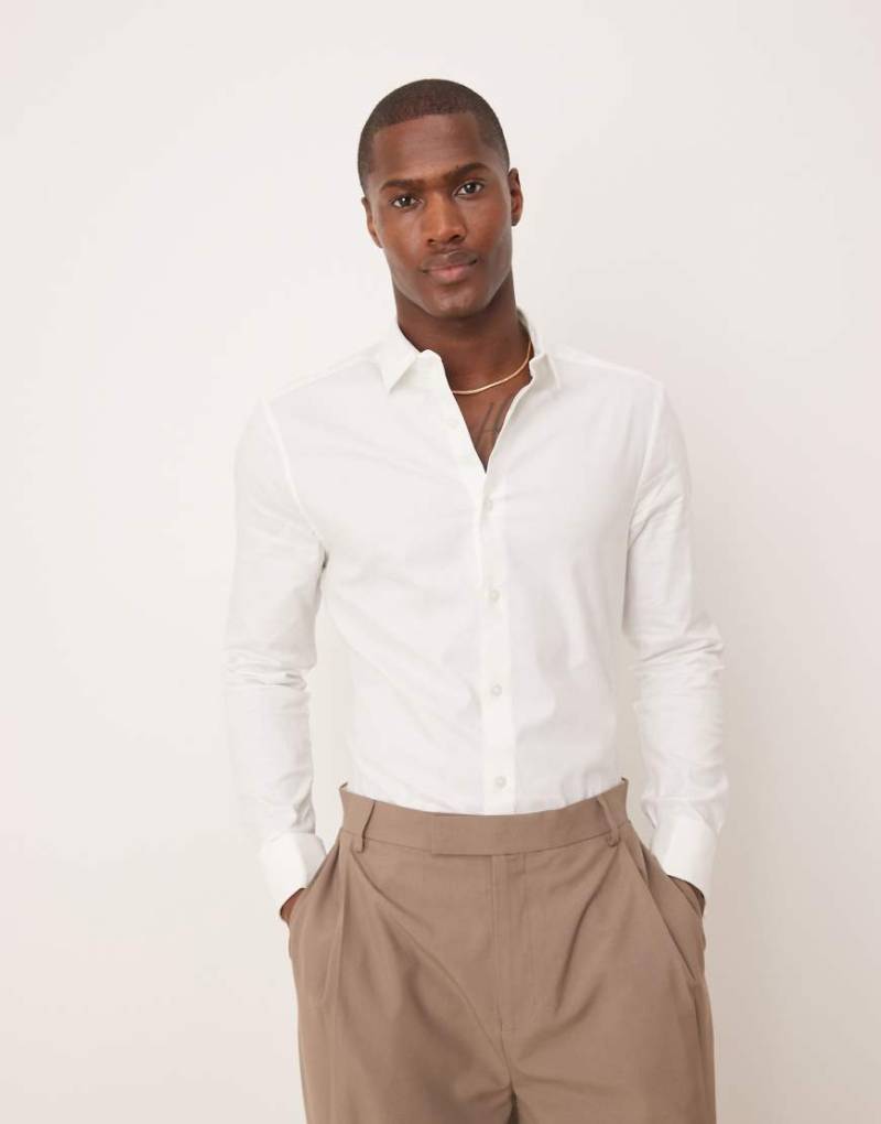 ASOS DESIGN - Formelles Oxford-Hemd in Weiß mit engem Schnitt und doppelten Manschetten von ASOS DESIGN