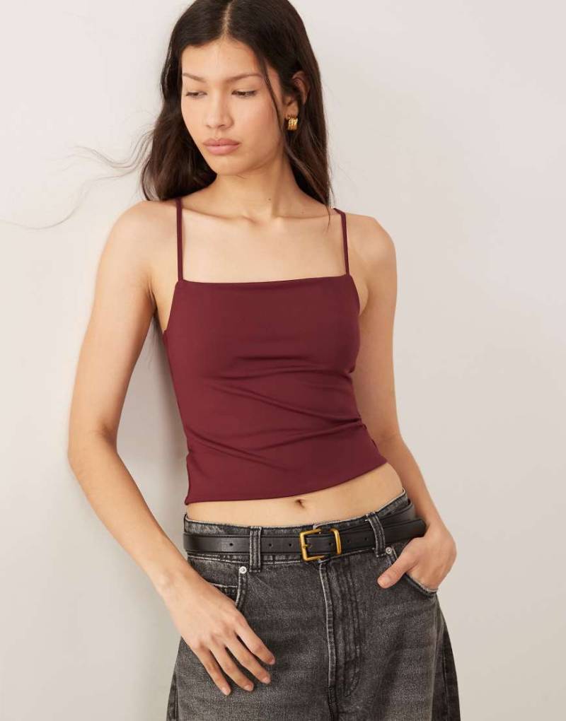 ASOS DESIGN - Formendes Cropped Camisole-Top in Burgunderrot von ASOS DESIGN