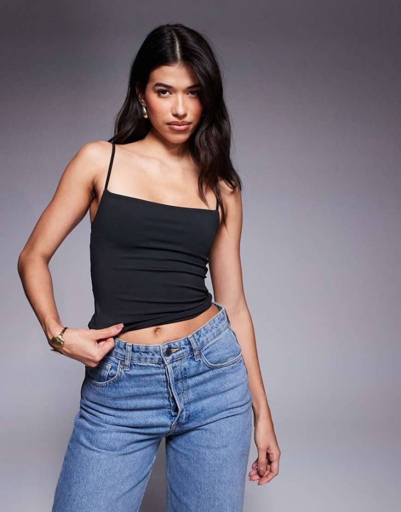 ASOS DESIGN - Formendes Cropped Camisole-Top in Schwarz von ASOS DESIGN