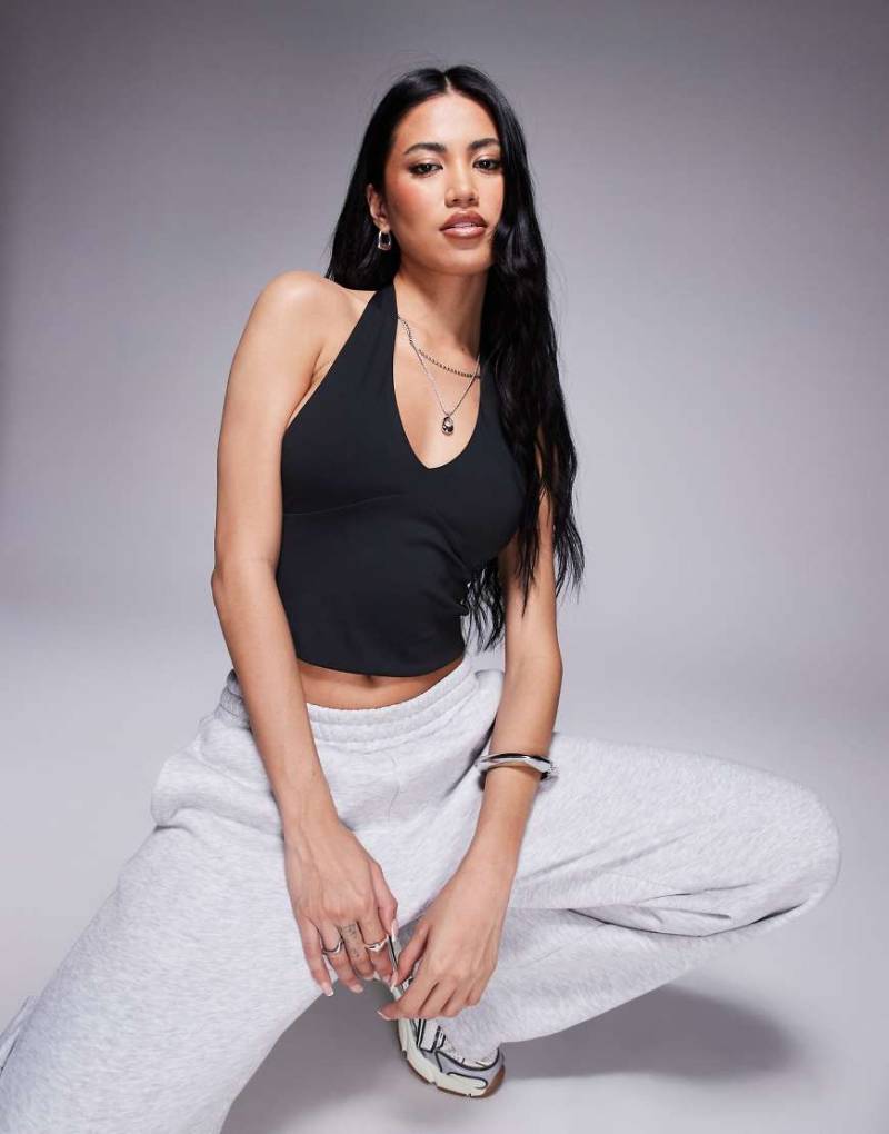ASOS DESIGN - Formendes Cropped Neckholder-Top in Schwarz von ASOS DESIGN