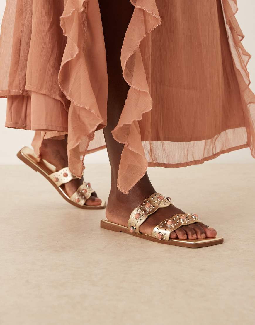 ASOS DESIGN - Found - Flache Mules in Gold-Optik mit Schmucksteinen-Goldfarben ASOS DESIGN - Found - Flache Mules in Gold-Optik mit Schmucksteinen-Goldfarben von ASOS DESIGN