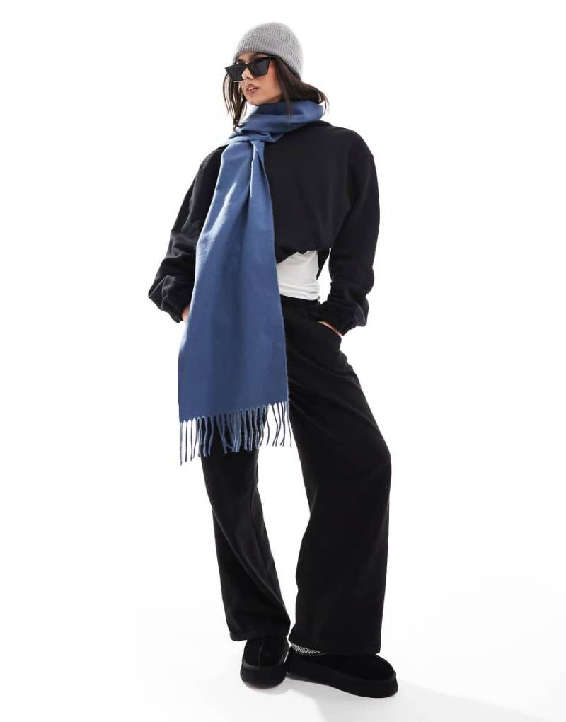 ASOS DESIGN - Fransenschal aus Webstoff in Jeansblau von ASOS DESIGN