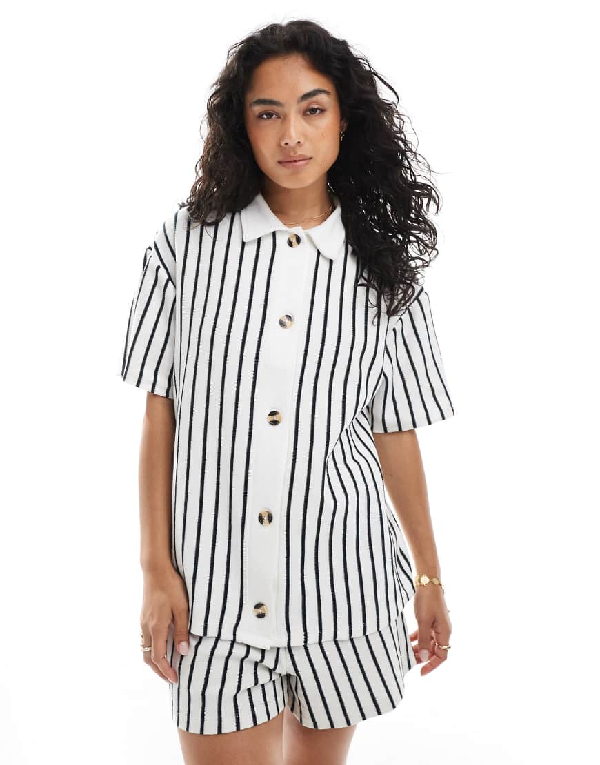 ASOS DESIGN - Freizeithemd in Creme und Marineblau gestreift mit Struktur, Kombiteil-Bunt von ASOS DESIGN