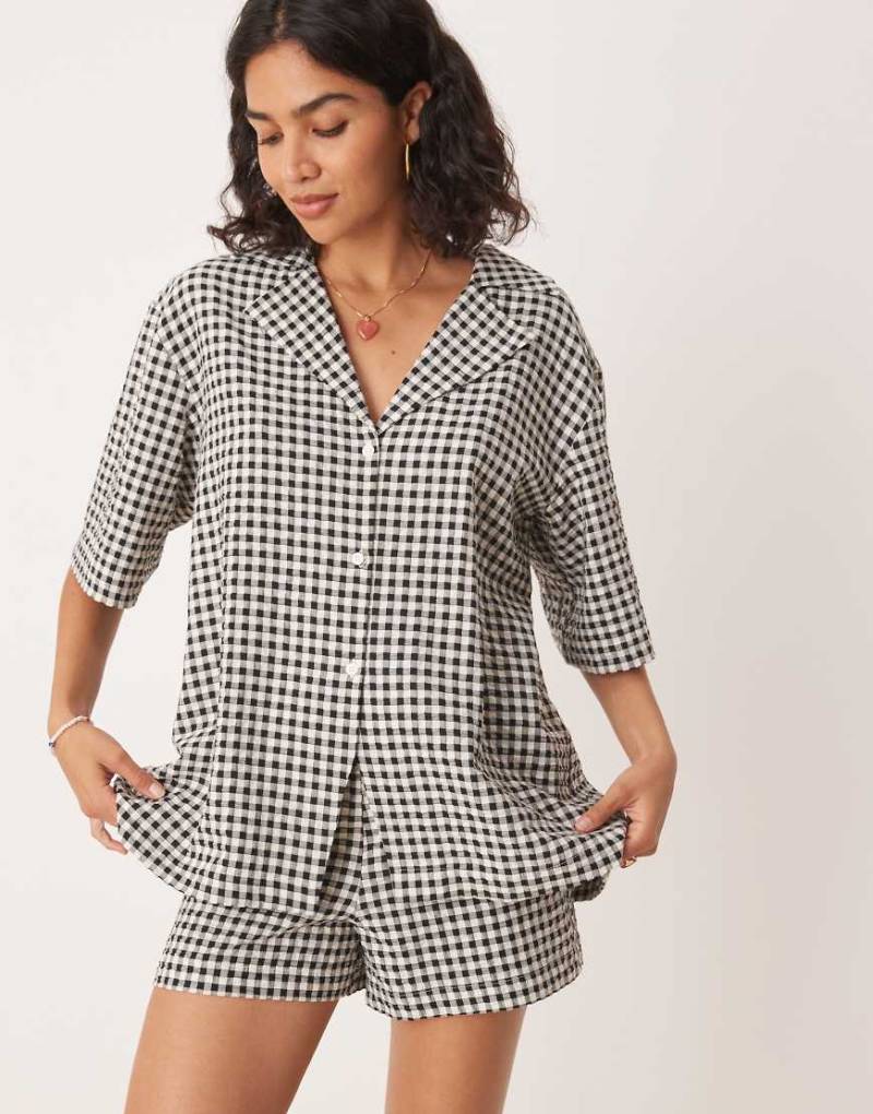 ASOS DESIGN - Freizeithemd mit Vichy-Karos in Schwarz-Weiß und Kragen von ASOS DESIGN