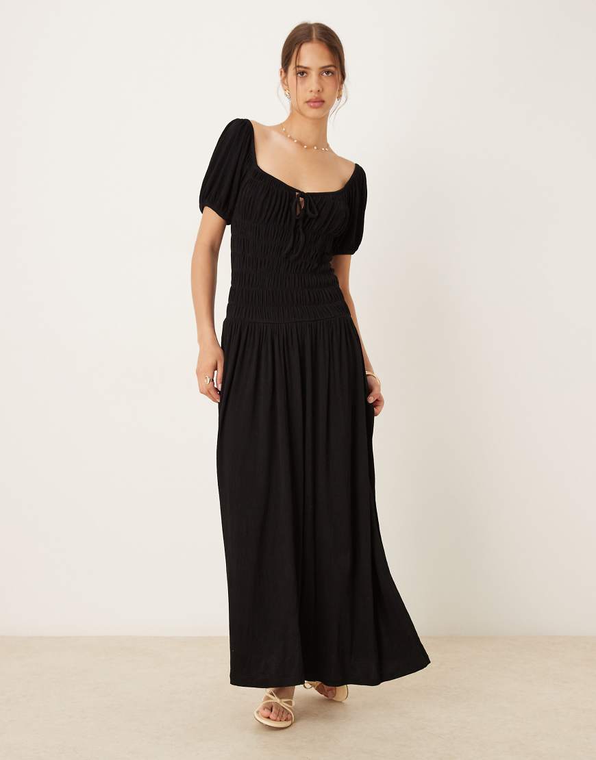 ASOS DESIGN - Midi-Freizeitkleid in Schwarz mit Knittertextur, gesmokter Taille, Milchmädchen-Ausschnitt und Puffärmeln-Bunt von ASOS DESIGN
