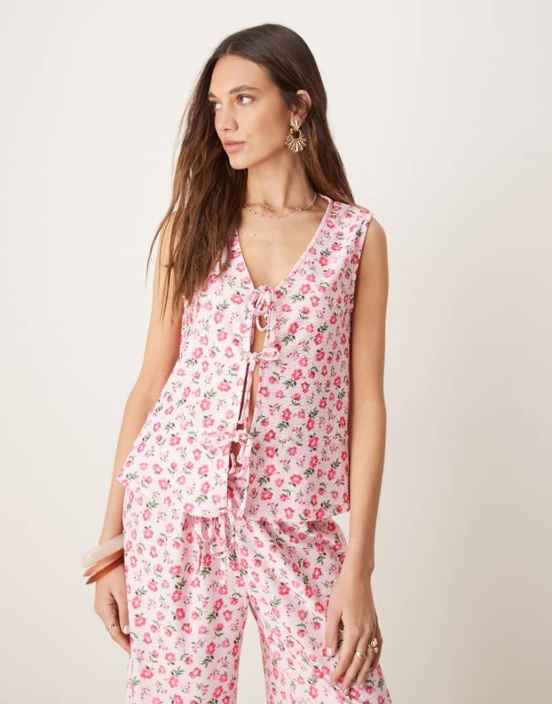 ASOS DESIGN - Frilly - Weste in Rosa geblümt mit Bindebändern vorne, Kombiteil von ASOS DESIGN