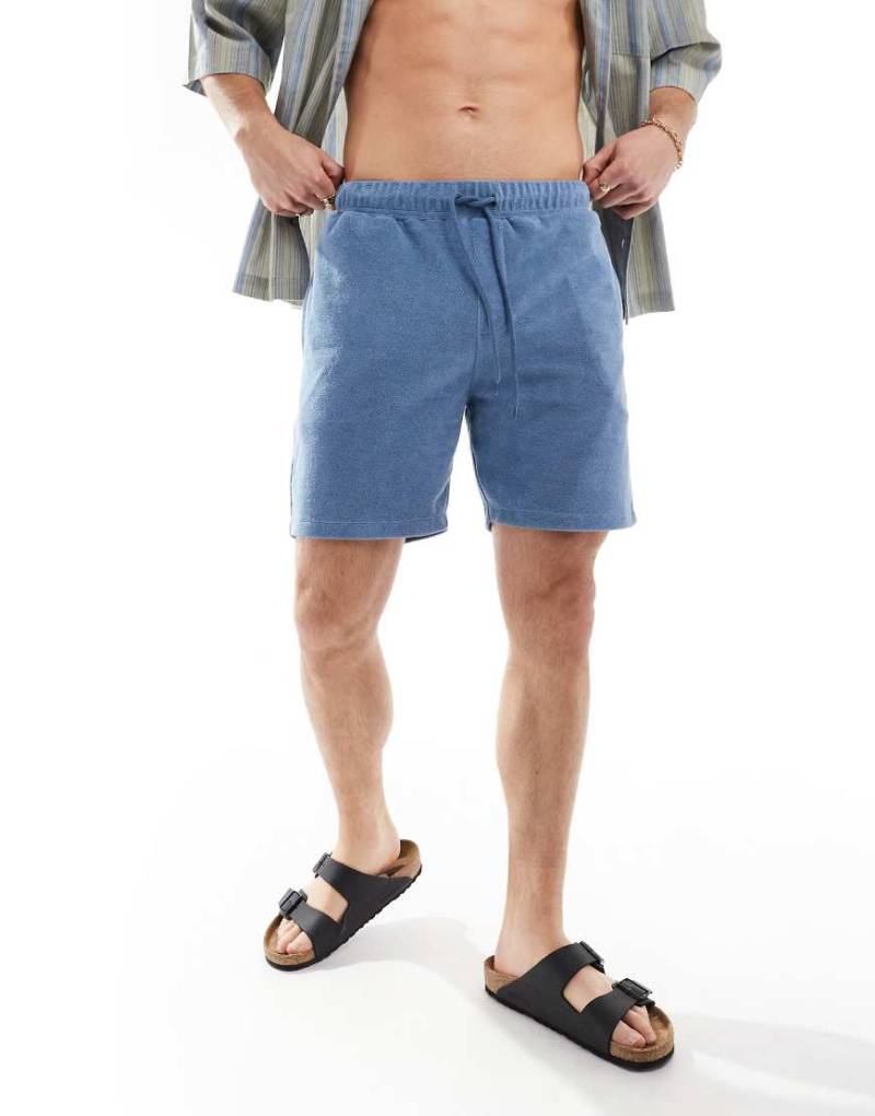 ASOS DESIGN - Frottee-Shorts in Blau mit schmalem Schnitt von ASOS DESIGN