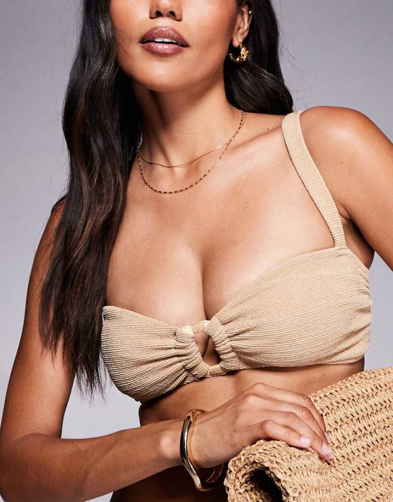 ASOS DESIGN - Fuller Bust - Eloise - Strukturiertes Cropped-Binikioberteil in Beige mit Bast-Besatz-Neutral von ASOS DESIGN