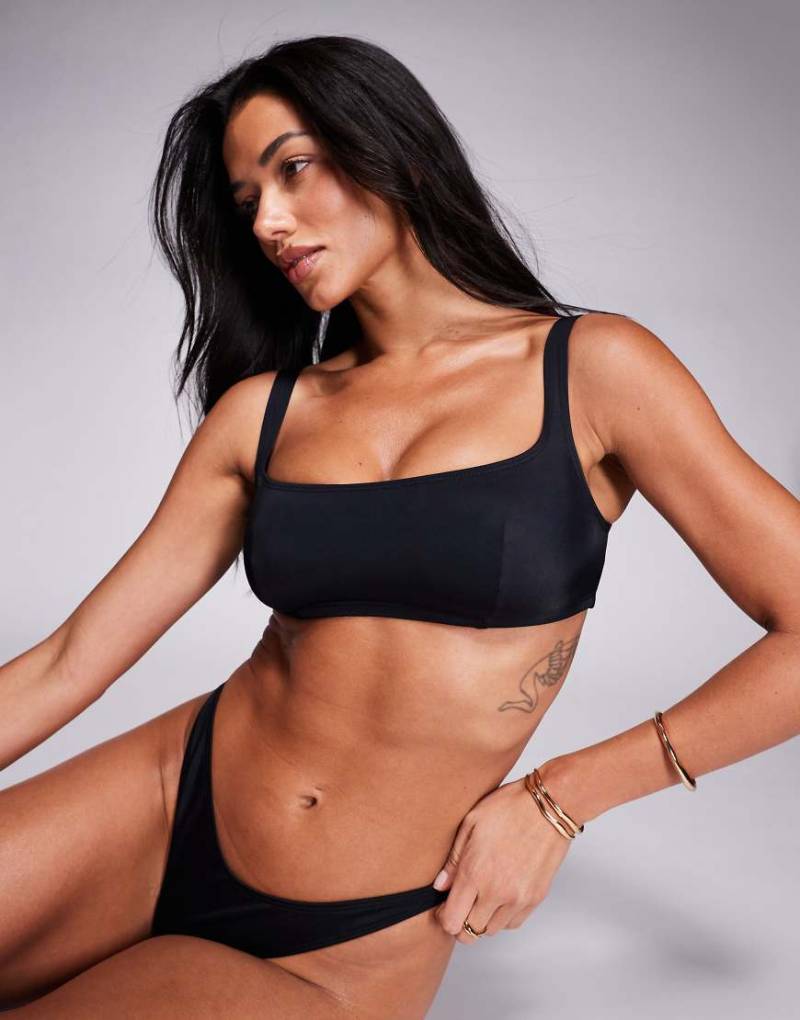 ASOS DESIGN Fuller Bust - Maya - Cropped-Bikinioberteil in Schwarz mit U-Ausschnitt von ASOS DESIGN
