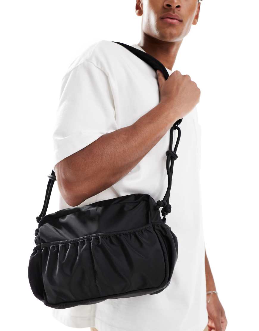 ASOS DESIGN - Funktionale Umhängetasche aus Nylon in Schwarz ASOS DESIGN - Funktionale Umhängetasche aus Nylon in Schwarz von ASOS DESIGN