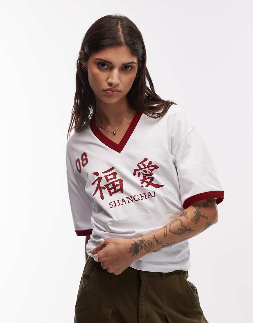 ASOS DESIGN - Fußball-T-Shirt mit Flammengarn-Struktur, V-Ausschnitt und „Shanghai"-Print-Bunt ASOS DESIGN - Fußball-T-Shirt mit Flammengarn-Struktur, V-Ausschnitt und „Shanghai"-Print-Bunt von ASOS DESIGN
