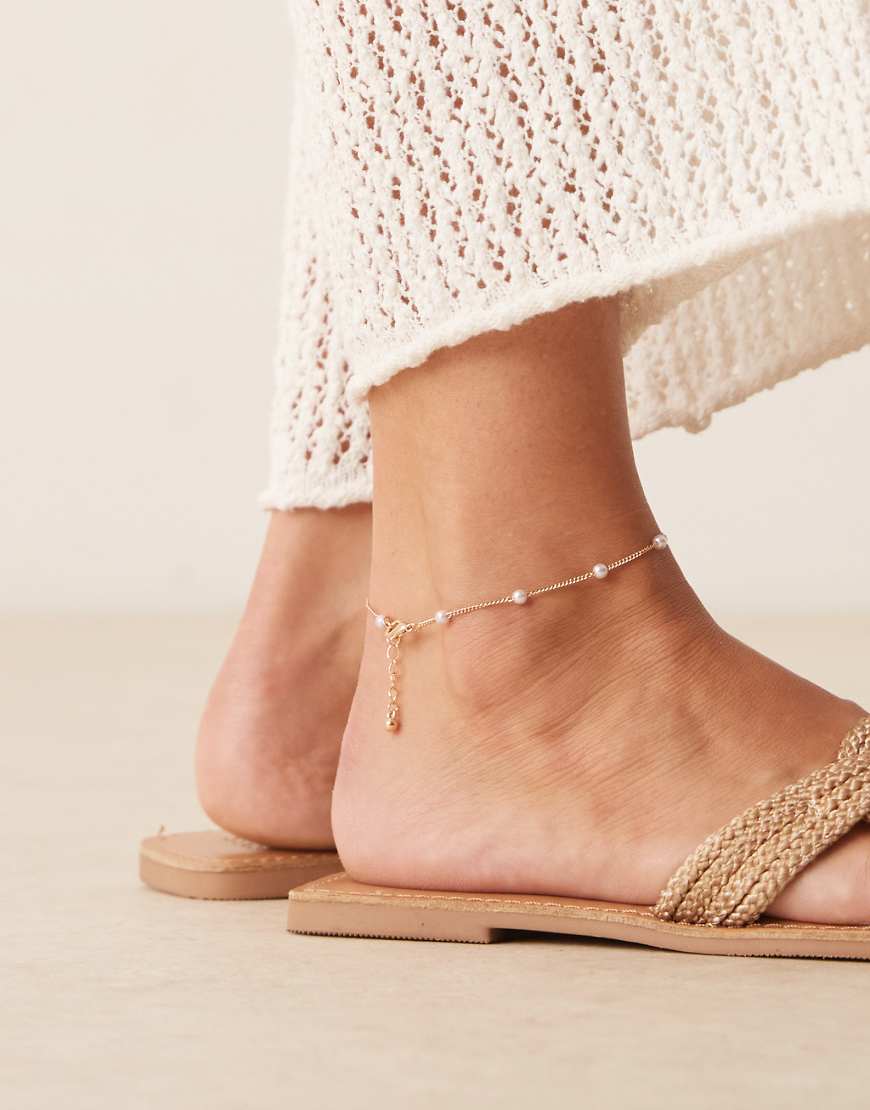 ASOS DESIGN - Fußkettchen in Goldoptik mit kleinen Kunstperlen-Goldfarben von ASOS DESIGN