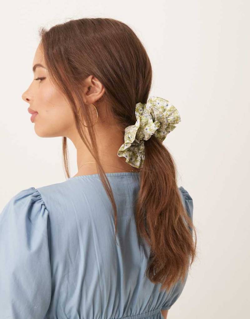 ASOS DESIGN - Geblümter Haargummi in Cremeweiß von ASOS DESIGN