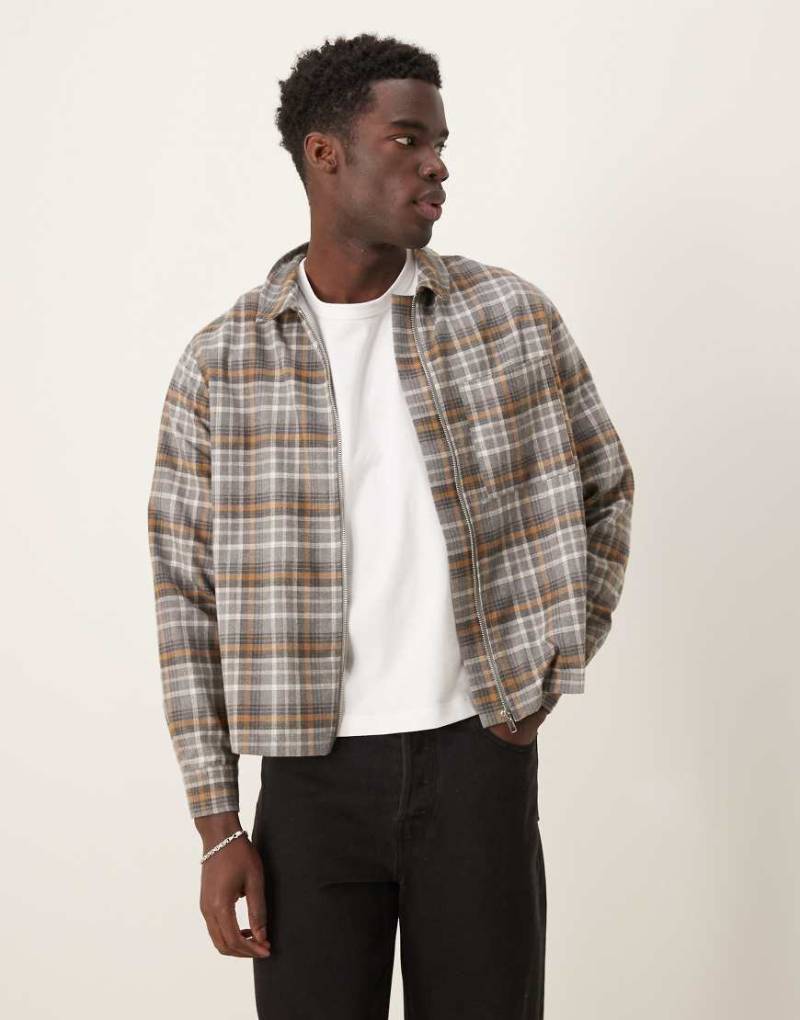ASOS DESIGN - Gebürstete Hemdjacke in Braun kariert mit lockerem, kurzem Schnitt-Bunt von ASOS DESIGN