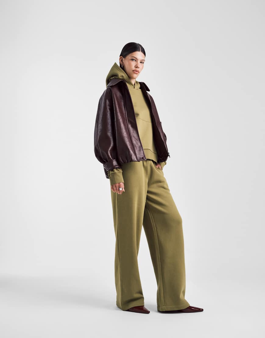 ASOS DESIGN - Gebürstete Jogginghose in Grün und weitem Bein von ASOS DESIGN