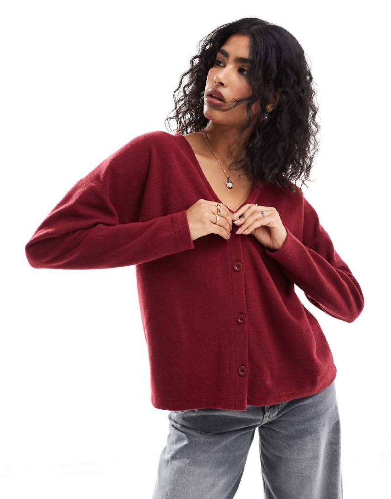 ASOS DESIGN - Besonders weiche Oversize-Strickjacke in Burgunderrot mit kastigem Schnitt von ASOS DESIGN