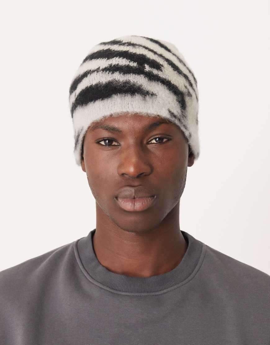 ASOS DESIGN - Gebürstete Skull-Beanie in Schwarz-Weiß mit Zebramuster von ASOS DESIGN