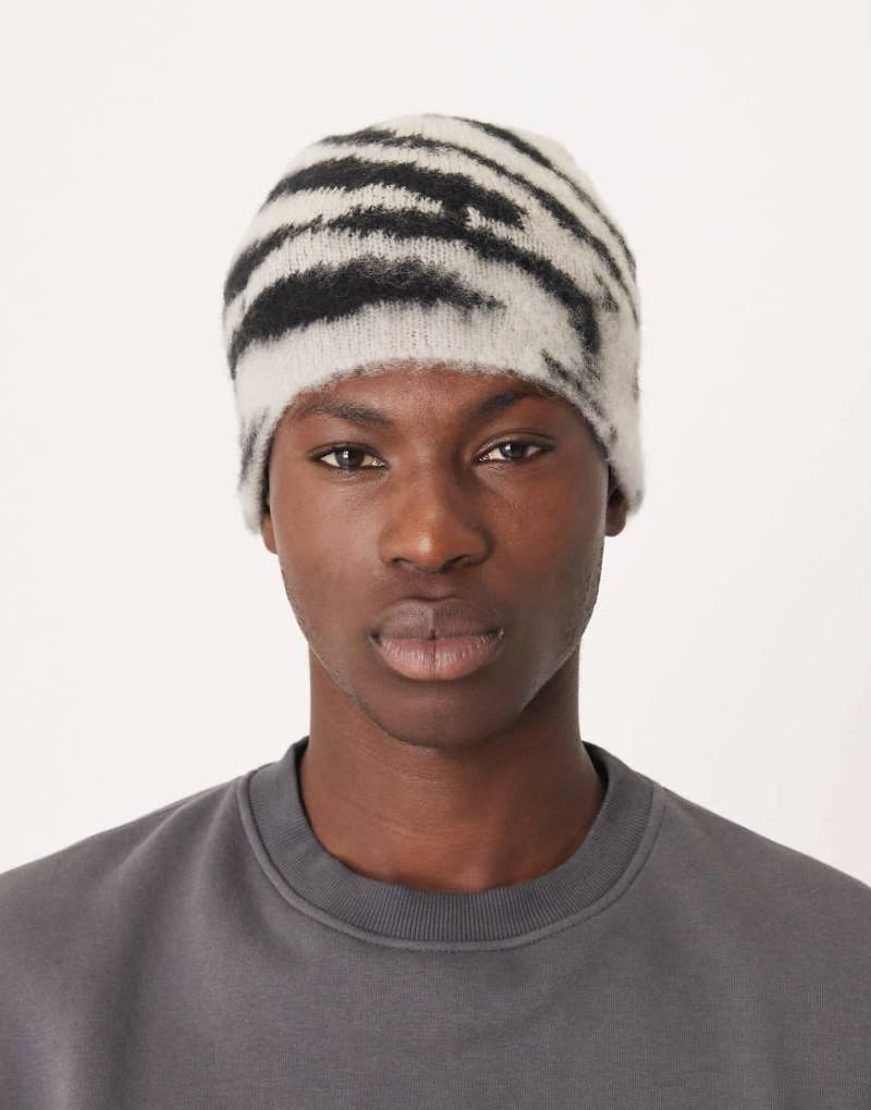 ASOS DESIGN - Gebürstete Skull-Beanie in Schwarz-Weiß mit Zebramuster von ASOS DESIGN