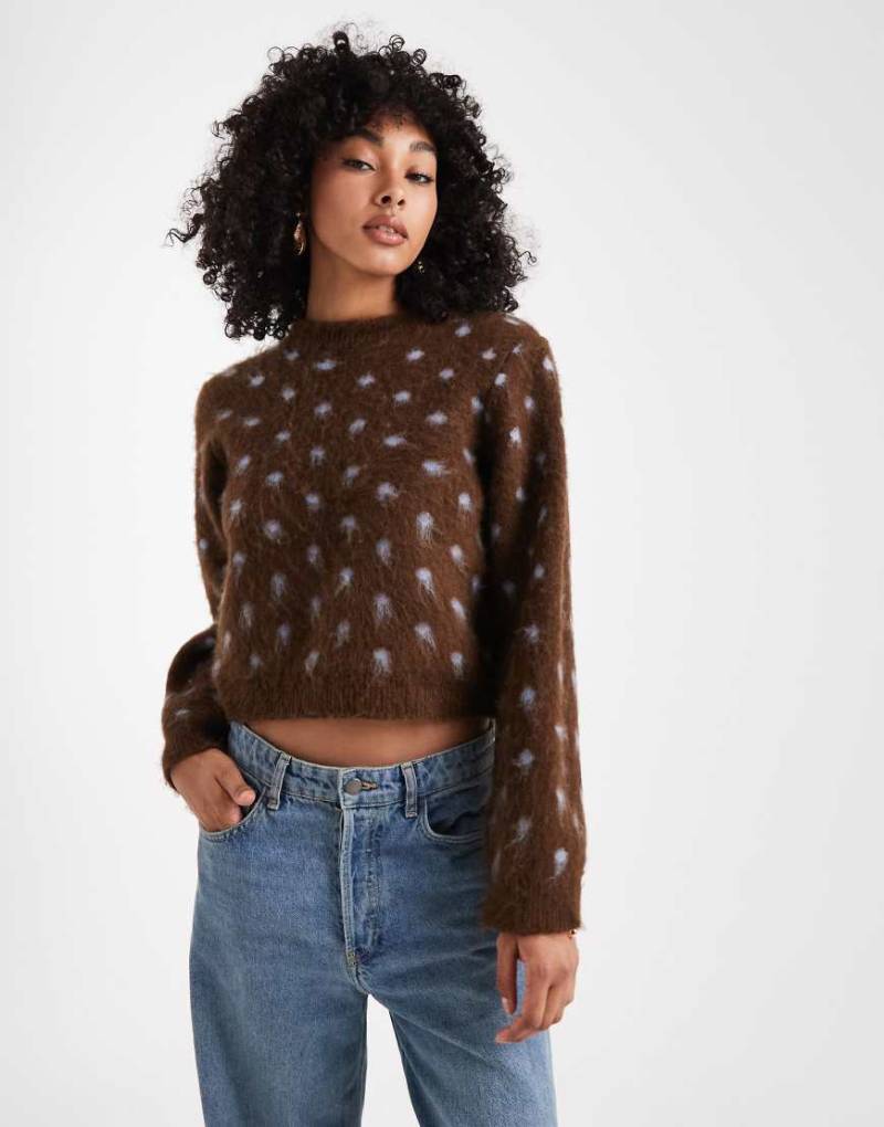 ASOS DESIGN - Angerauter Strickpullover in Schokobraun mit blauen Punkten-Brown von ASOS DESIGN