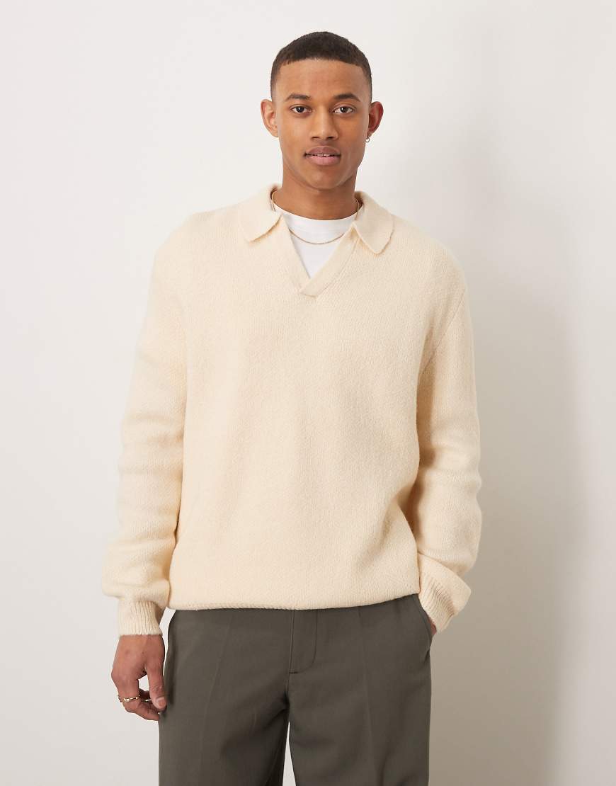 ASOS DESIGN - Gebürstetes Oversize-Polohemd aus Strick in Hellbeige mit Einkerbung am Ausschnitt-Neutral von ASOS DESIGN