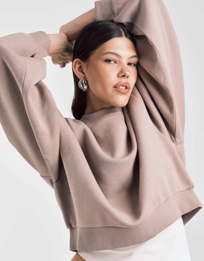 ASOS DESIGN - Gebürstetes Sweatshirt in Mokka-Taupe mit Ballonärmeln-Brown von ASOS DESIGN