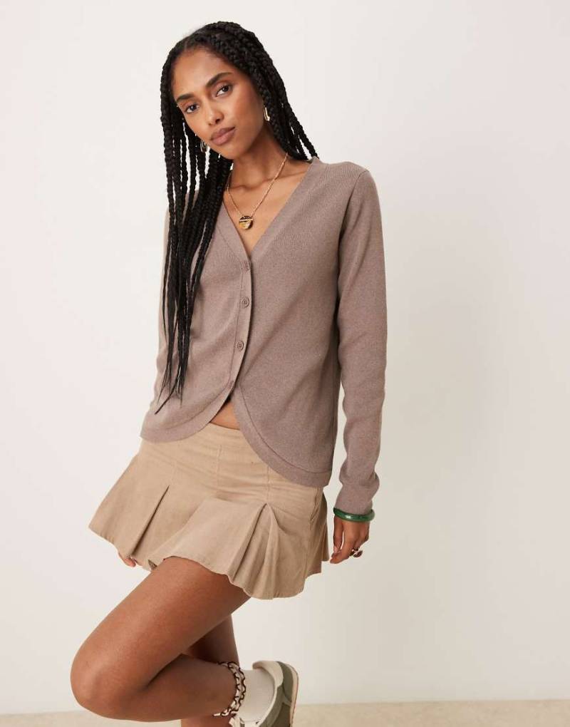 ASOS DESIGN - Geformte Strickjacke in Mokka mit abgerundetem Saum-Braun von ASOS DESIGN